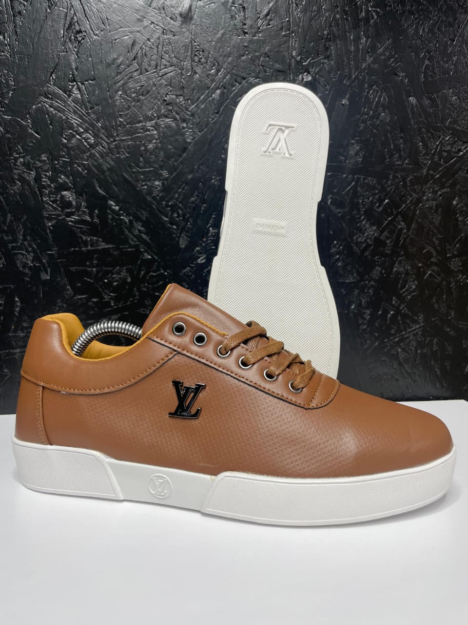 Stylish sneakers with a logo detail